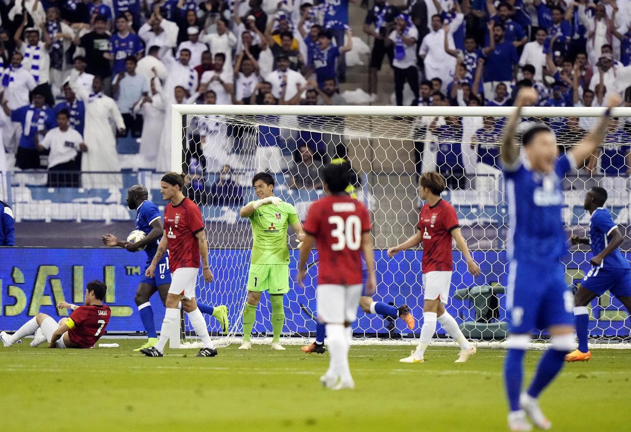 浦和―アルヒラル　前半、アルヒラルに先制ゴールを許した浦和GK西川（左から4人目）ら（共同）