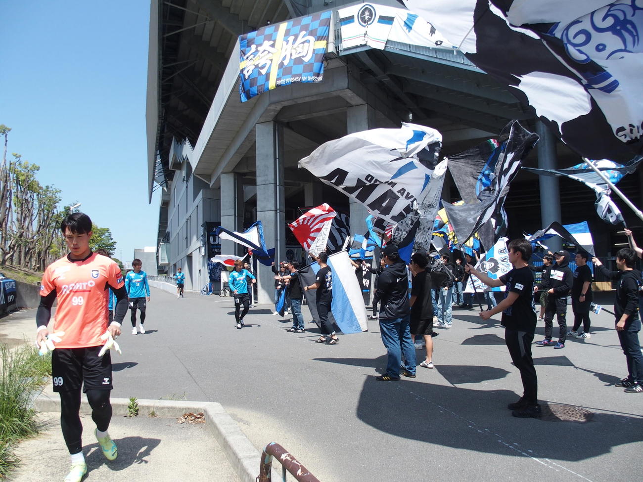 大阪ダービー前日練習前、グラウンドに向かう選手に声援を送るG大阪サポーター（撮影・永田淳）