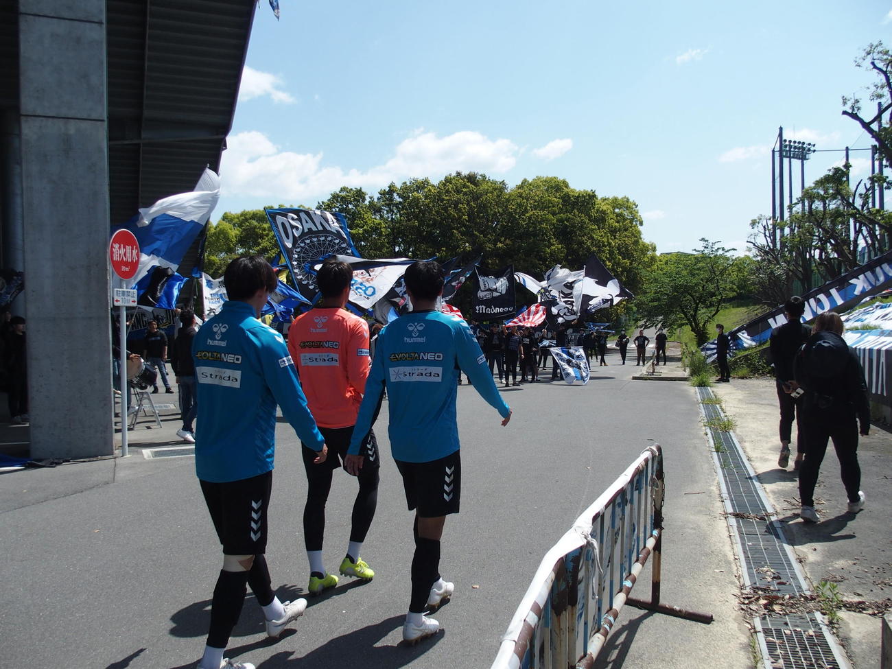 大阪ダービー前日練習前、グラウンドに向かう選手に声援を送るG大阪サポーター（撮影・永田淳）