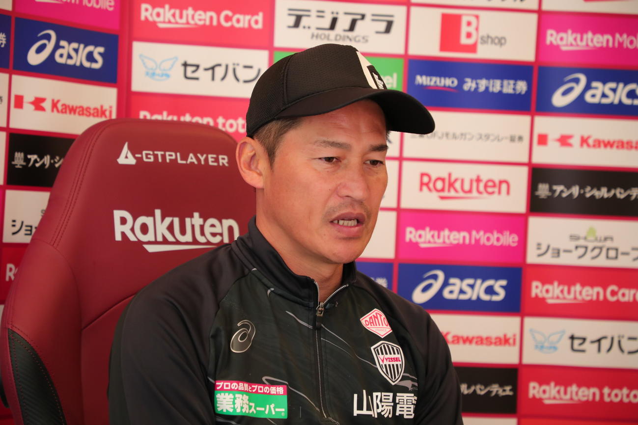取材に応じる神戸吉田監督（C）VISSEL　KOBE