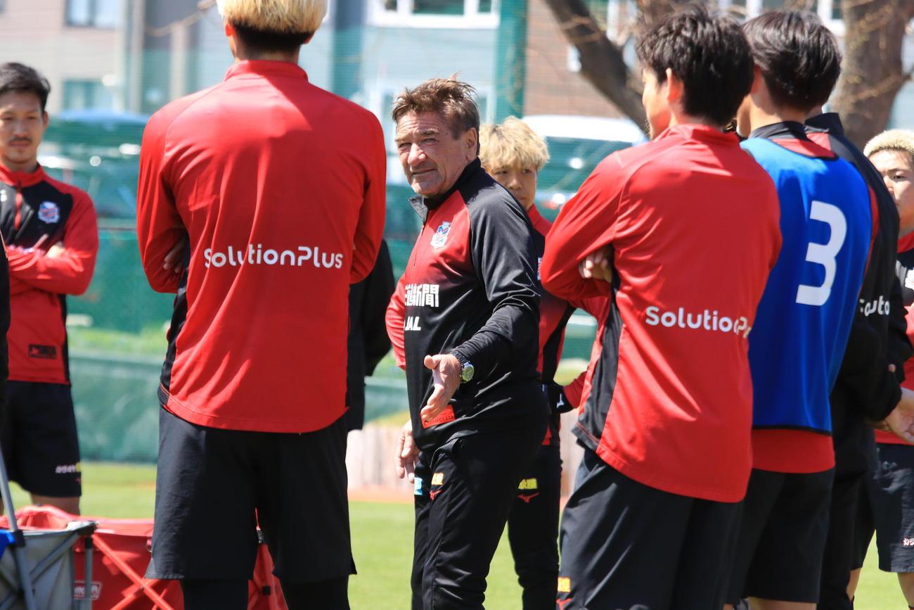 鹿島戦前日練習後、選手を集めて話をする札幌ペトロビッチ監督（中央）（撮影・保坂果那）