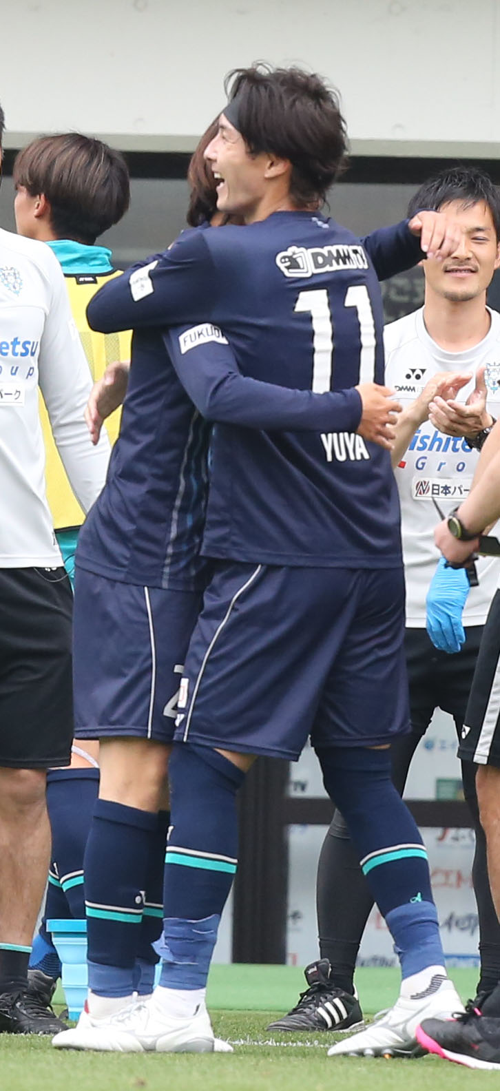 福岡対東京　後半、勝ち越しのゴールを決めた山岸(右)は佐藤と抱き合う（撮影・冨田成美）