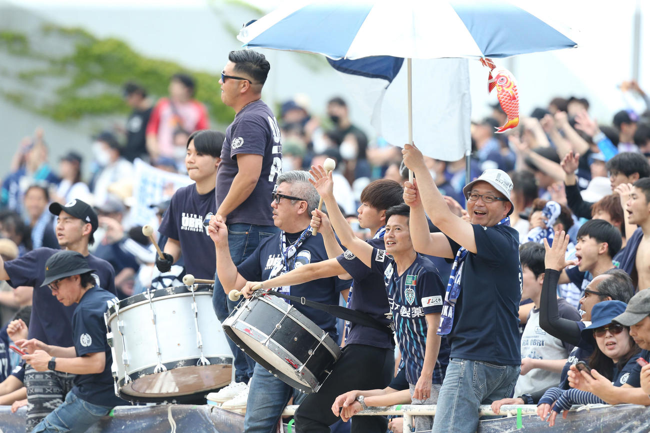 福岡対東京　東京に勝利し喜ぶサポーター（撮影・冨田成美）
