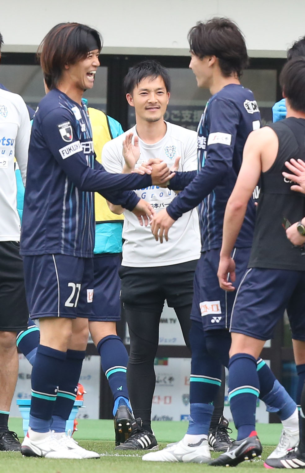 福岡対東京　後半、先制ゴールを決めた山岸(右から2番目)と佐藤は握手を交わす（撮影・冨田成美）