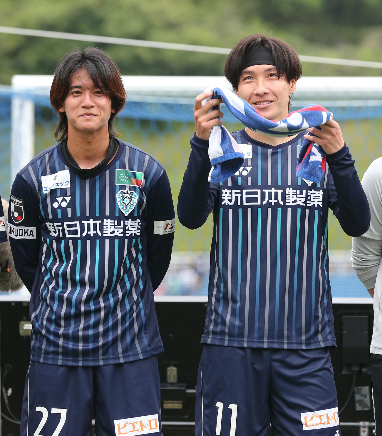 福岡対東京　後半、先制ゴールを決めた山岸(右)とアシストした佐藤はファンに声をかけられ笑顔を見せる（撮影・冨田成美）