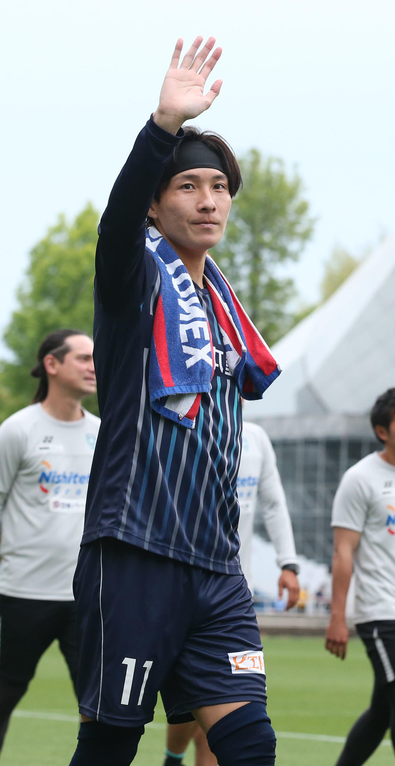 福岡対東京　ゴールを決めた山岸はファンに手を振る（撮影・冨田成美）