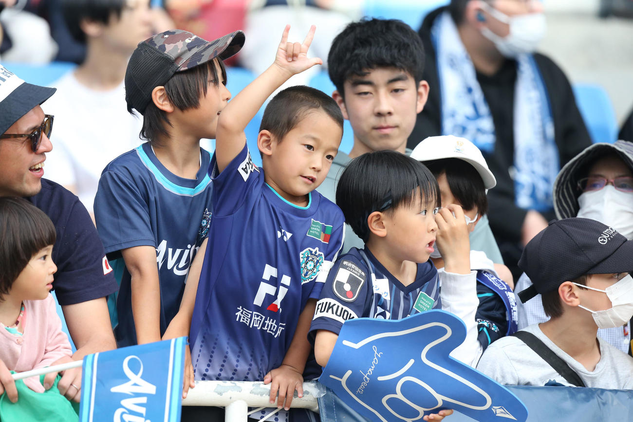 福岡対東京　試合終了後に山ピースをするファン（撮影・冨田成美）