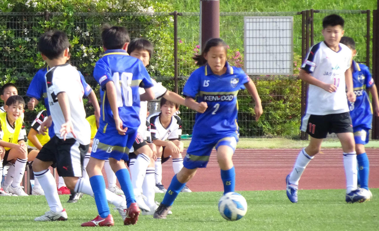 ボールを取り合うFC TORIANELLOの選手（ロアッソ熊本戦）