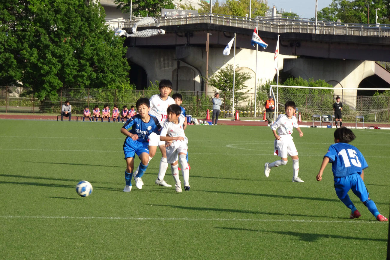 レジスタFC（右）は2連勝で決勝トーナメントへ（シーガル広島戦）
