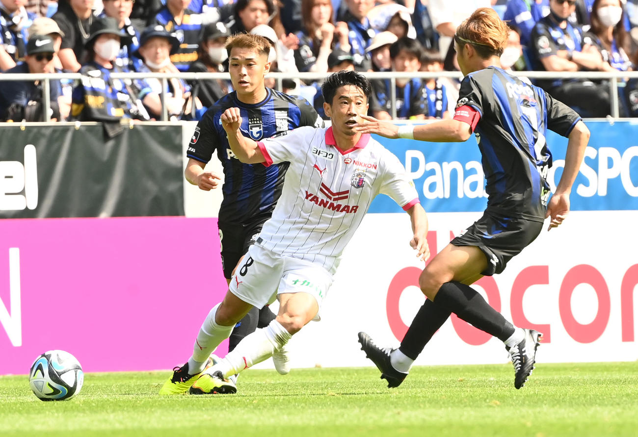 G大阪対C大阪　前線にパスを出すC大阪香川、右はG大阪宇佐美（撮影・和賀正仁）