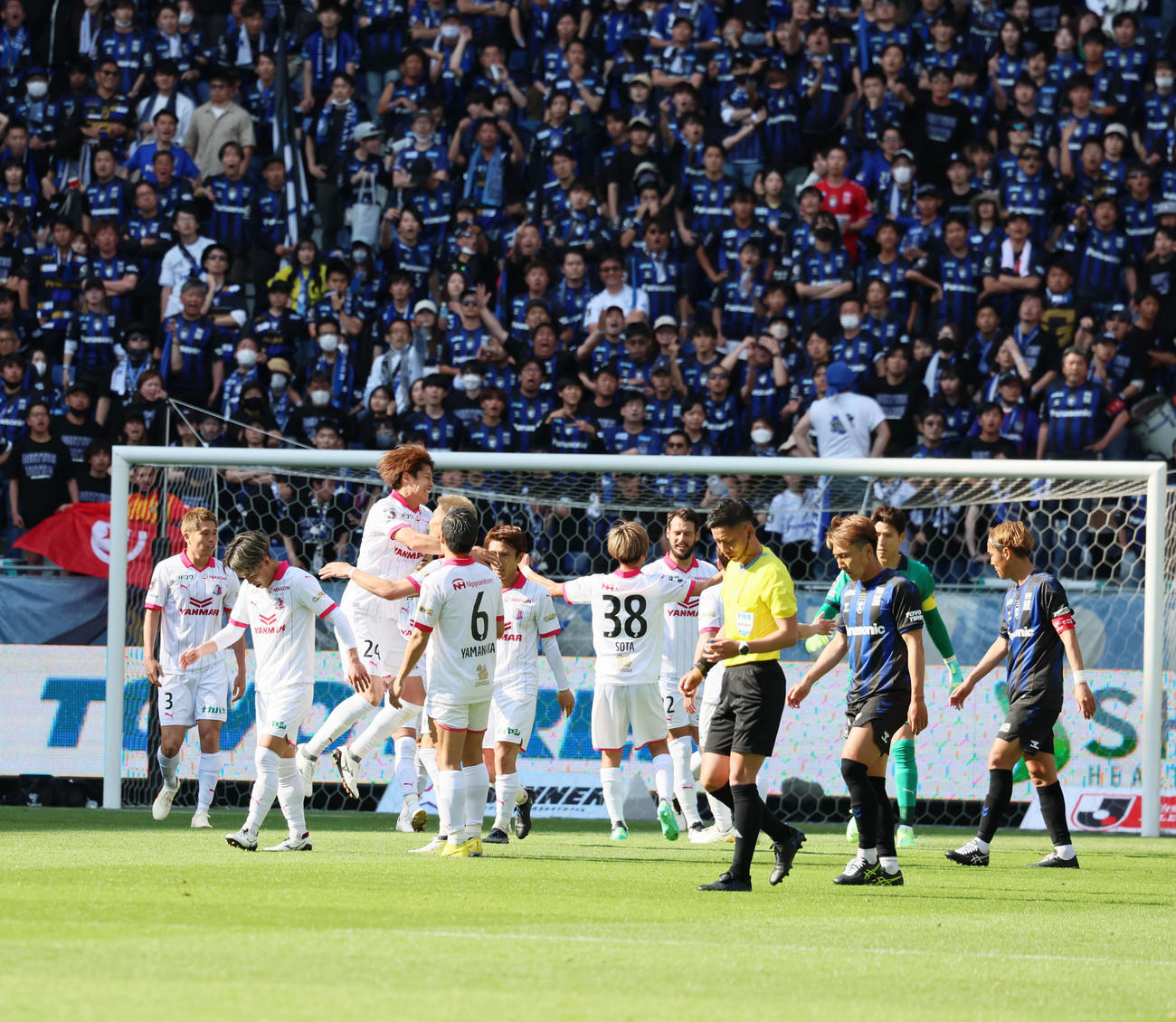 G大阪対C大阪　大阪ダービーを制し喜ぶC大阪イレブン。右端はG大阪宇佐美（撮影・加藤哉）