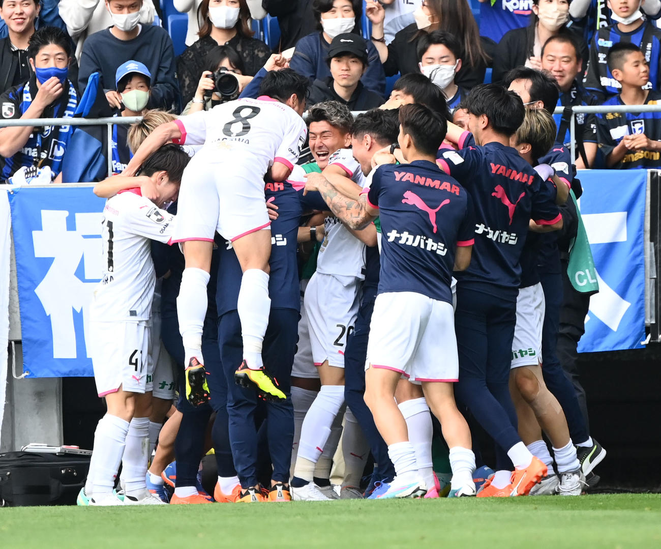 G大阪対C大阪　後半、勝ち越しゴールを決めたC大阪加藤にジャンプして飛び込むC大阪香川（撮影・和賀正仁）