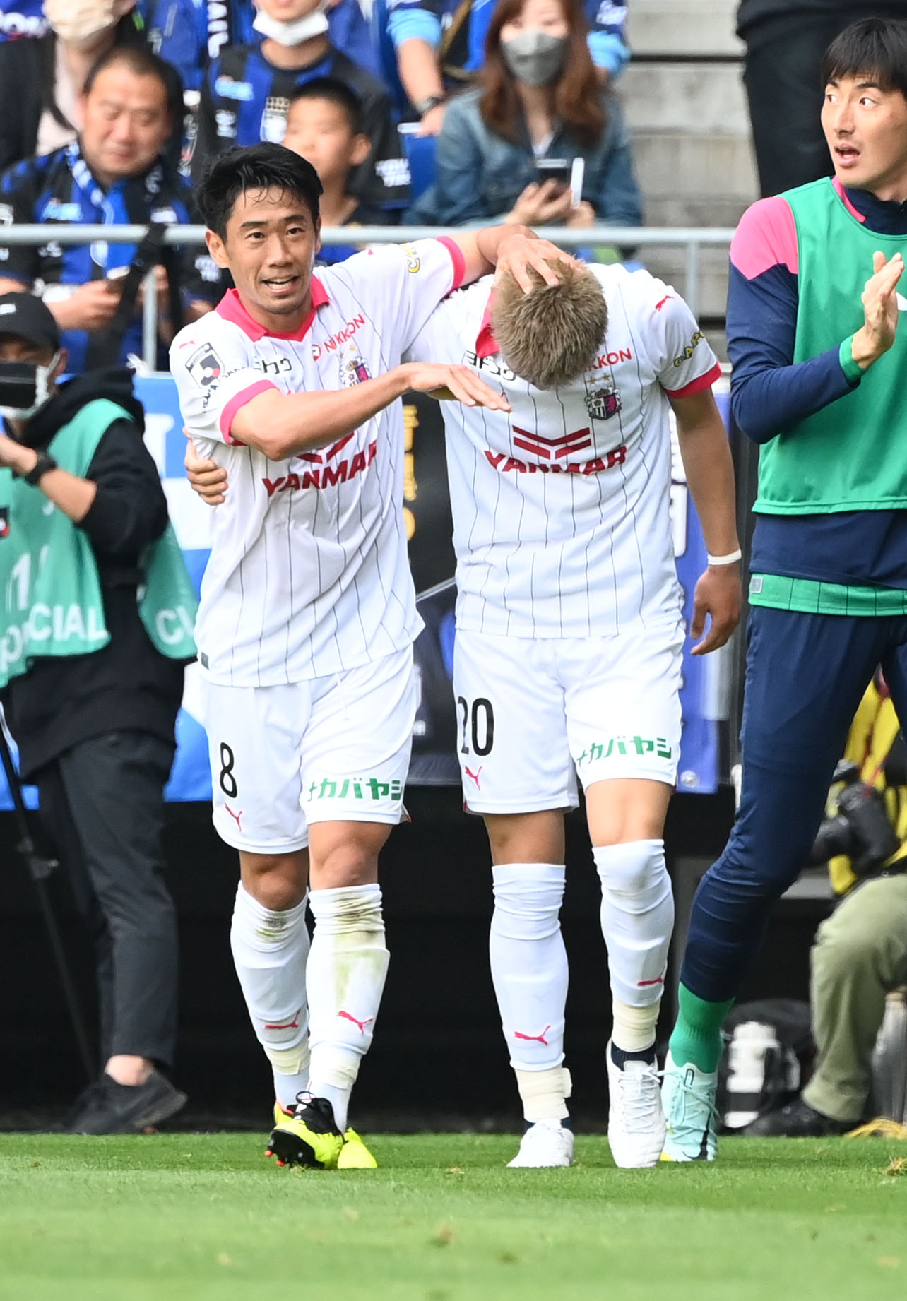 G大阪対C大阪　後半、勝ち越しゴールを決めた加藤（右）を祝福するC大阪香川（撮影・和賀正仁）