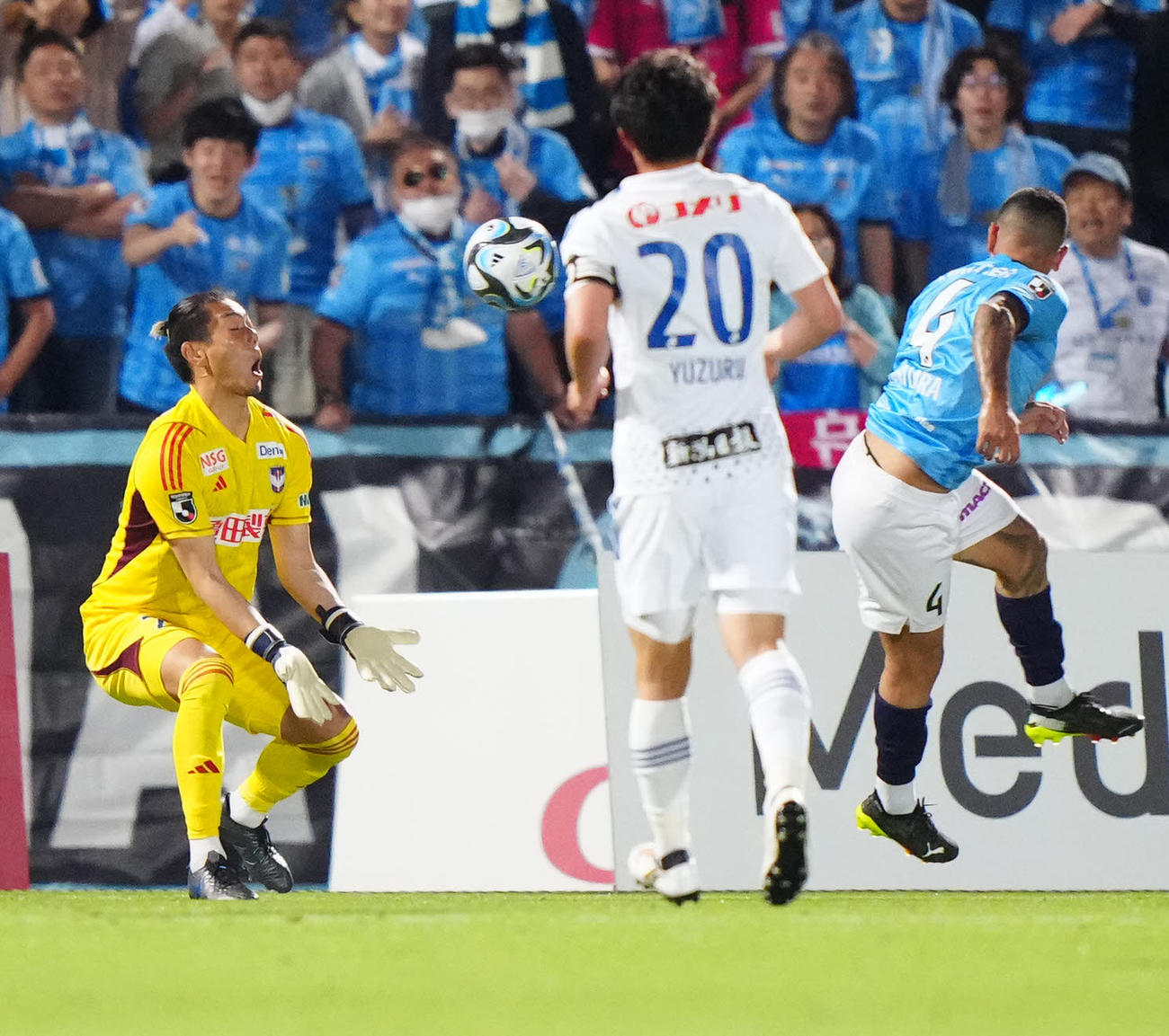 横浜FC対新潟　後半、先制ゴールを決める横浜FCユーリ（右）。左は新潟GK阿部（撮影・江口和貴）
