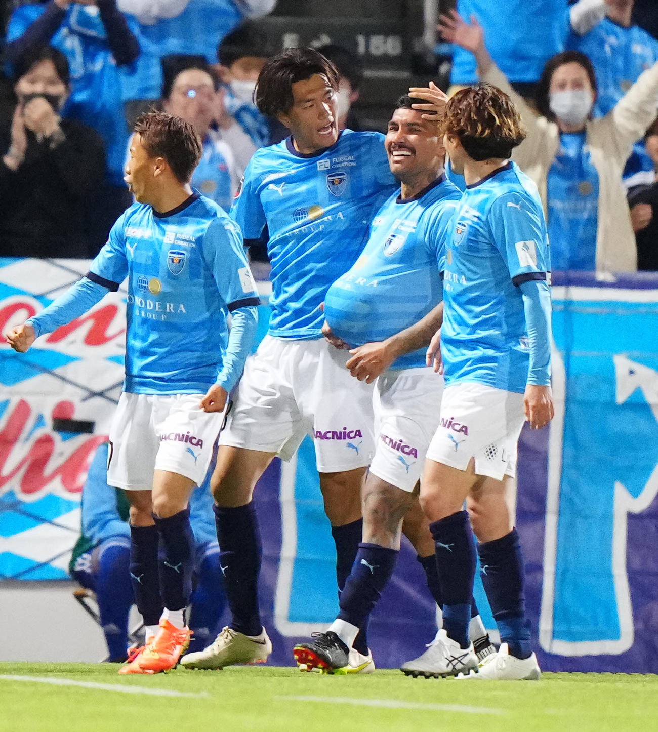 横浜FC対新潟　後半、先制ゴールを決め、ボールをユニホームの中に入れる横浜FCユーリ（中央右）。同左は小川航（撮影・江口和貴）