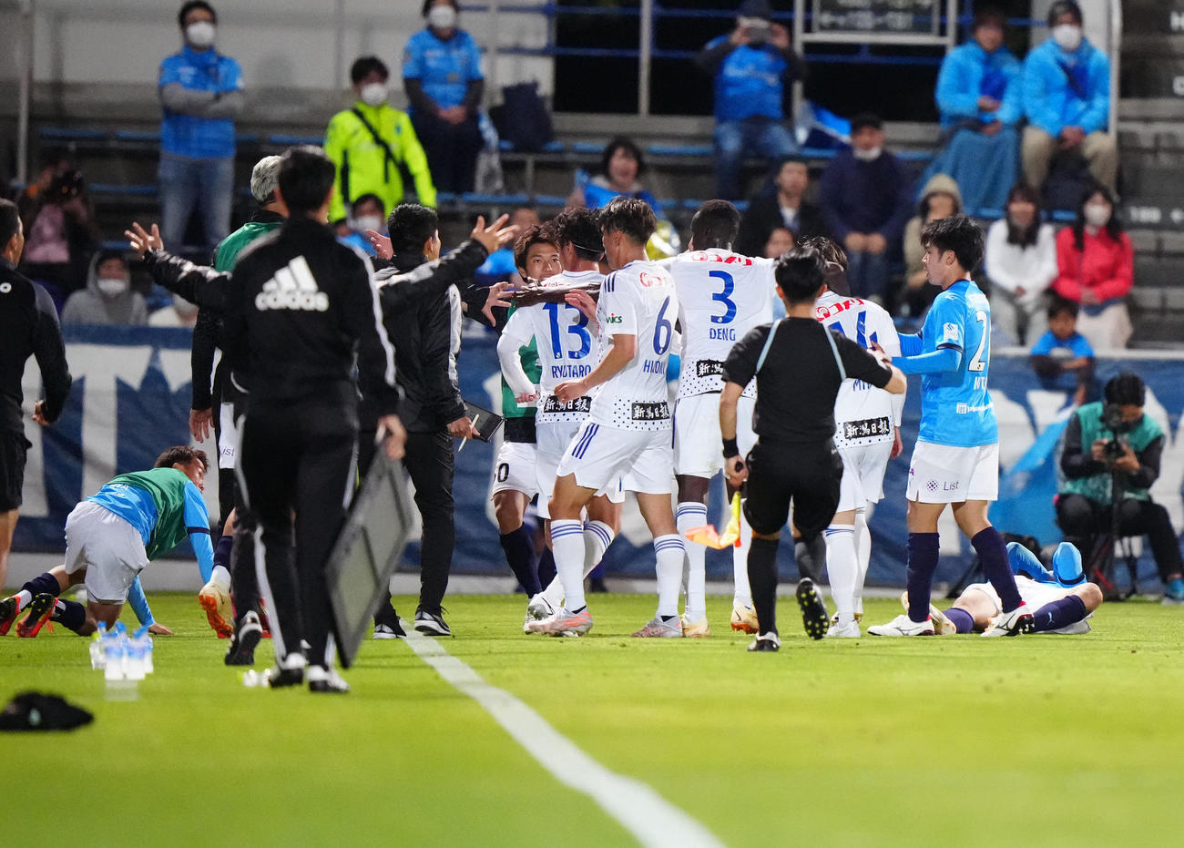 横浜FC対新潟　後半、両チームの選手たちが入り乱れる（撮影・江口和貴）