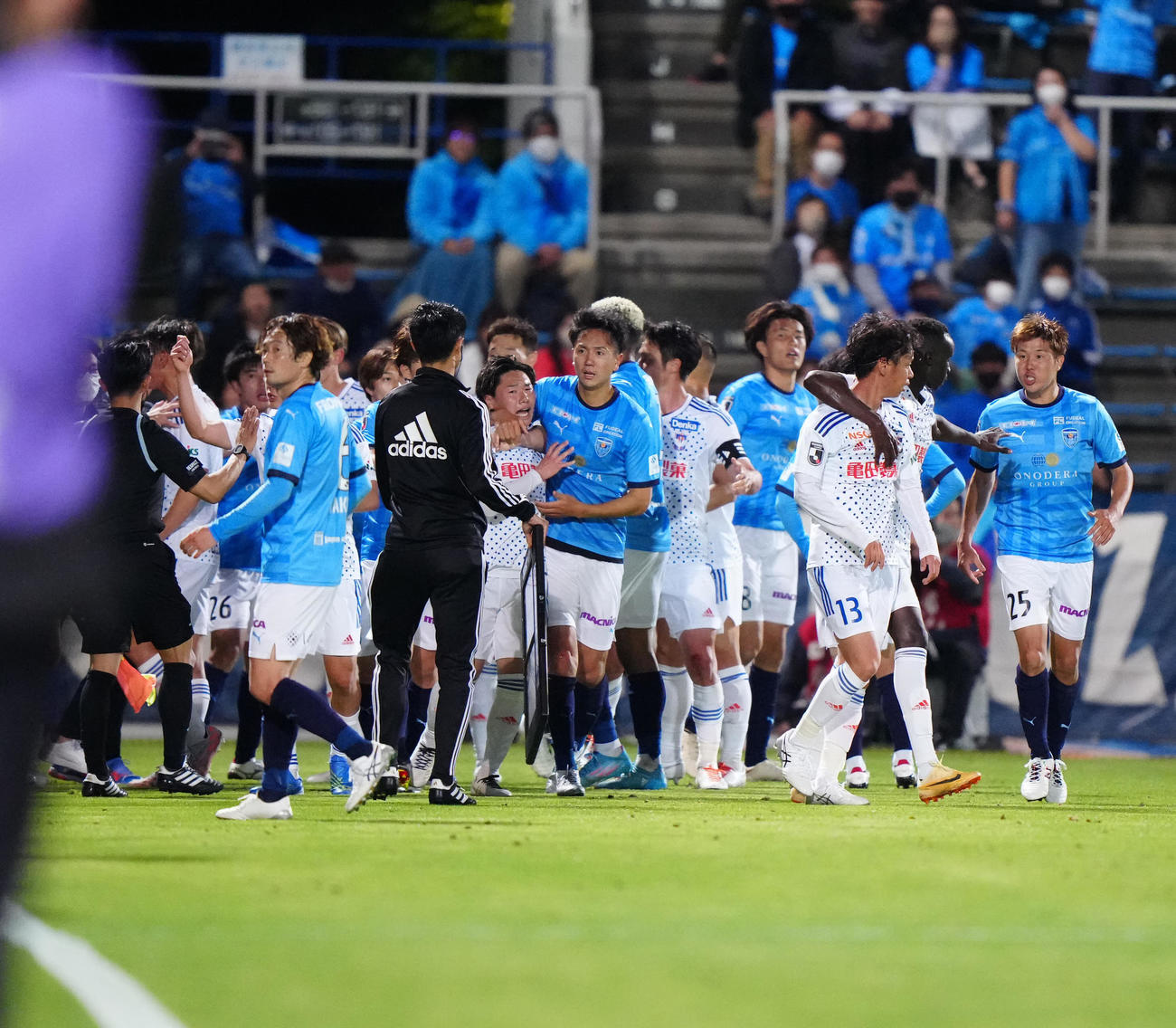 横浜FC対新潟　後半、両チームの選手たちが入り乱れる（撮影・江口和貴）