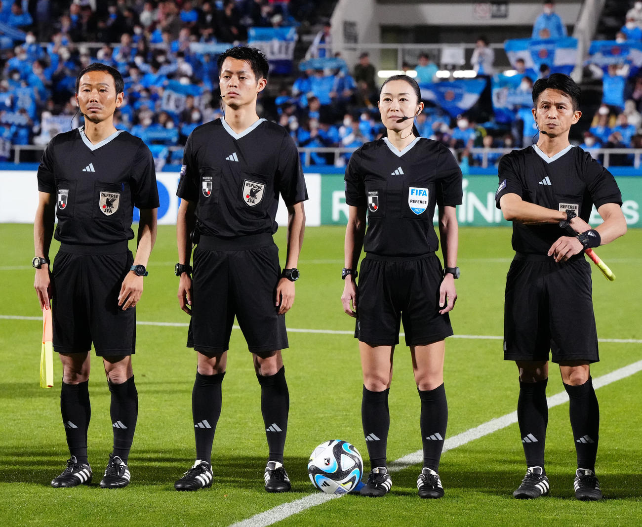 横浜FC対新潟　試合前、整列する山下主審（左から3人目）ら審判団（撮影・江口和貴）