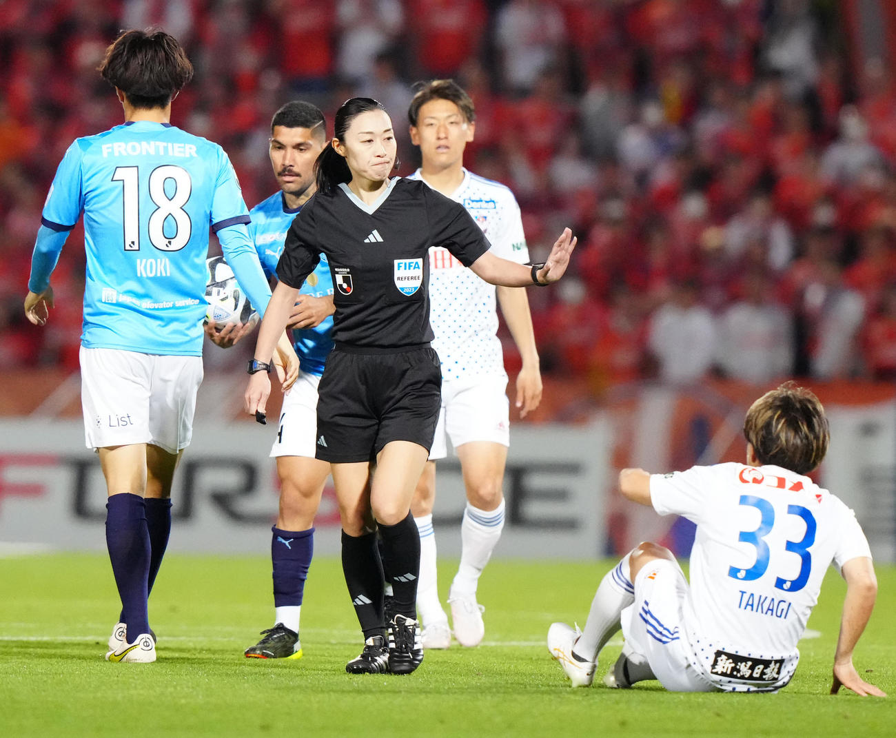 横浜FC対新潟　前半に臨む山下主審（撮影・江口和貴）