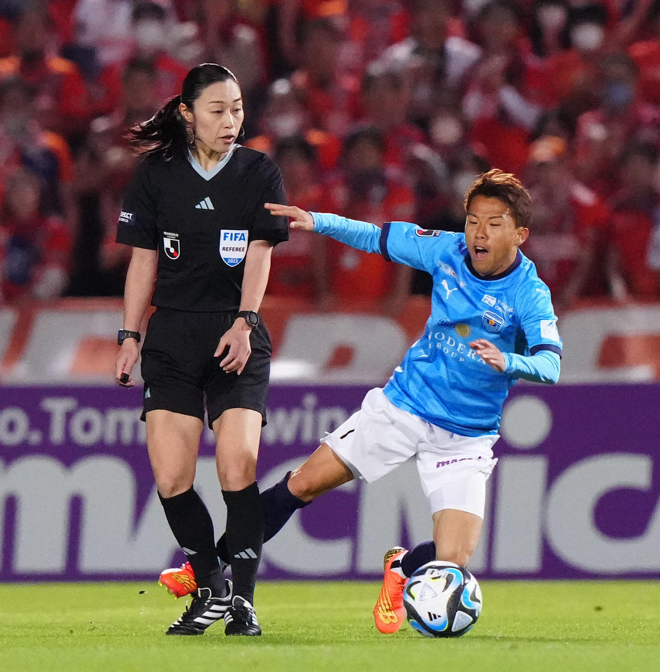 横浜FC対新潟　前半、横浜FC山下（右）と接触する山下主審（撮影・江口和貴）
