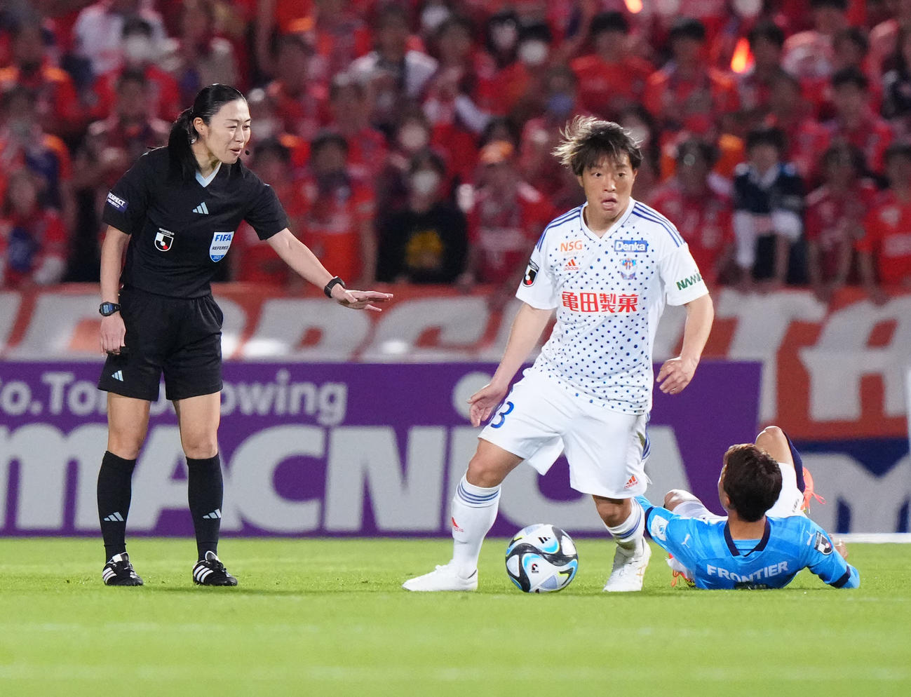 横浜FC対新潟　前半、横浜FC山下（右）と接触し、謝る山下主審。中央は新潟高木（撮影・江口和貴）