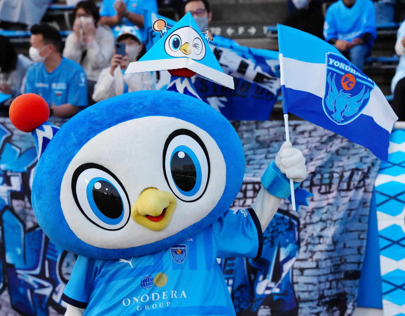 横浜FC対新潟　試合前、かぶとを頭に乗せる横浜FCマスコットのフリ丸（撮影・江口和貴）