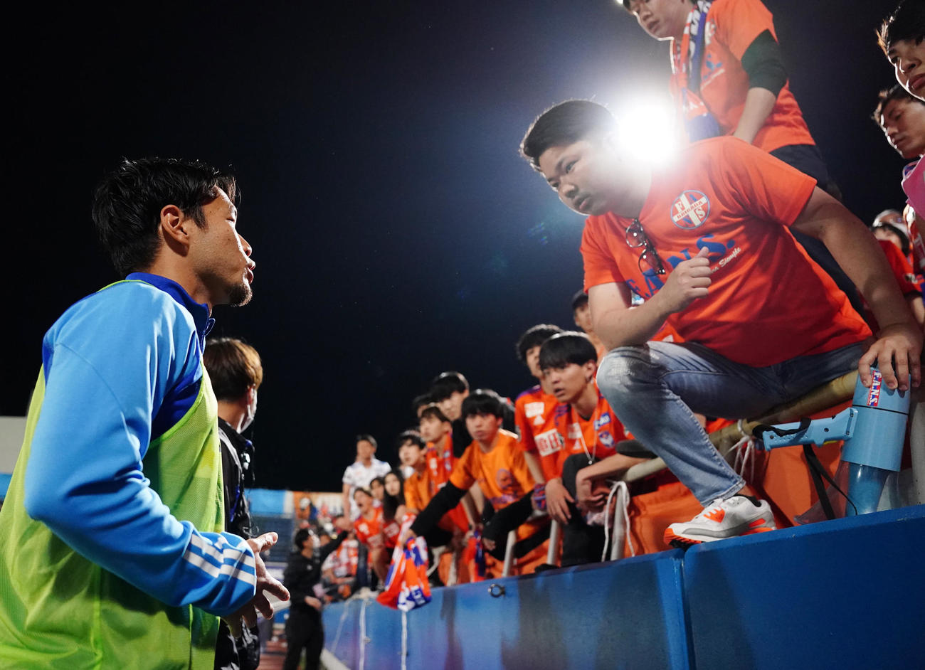 横浜FC対新潟　試合後、サポーターと話し合う新潟堀米（左）（撮影・江口和貴）