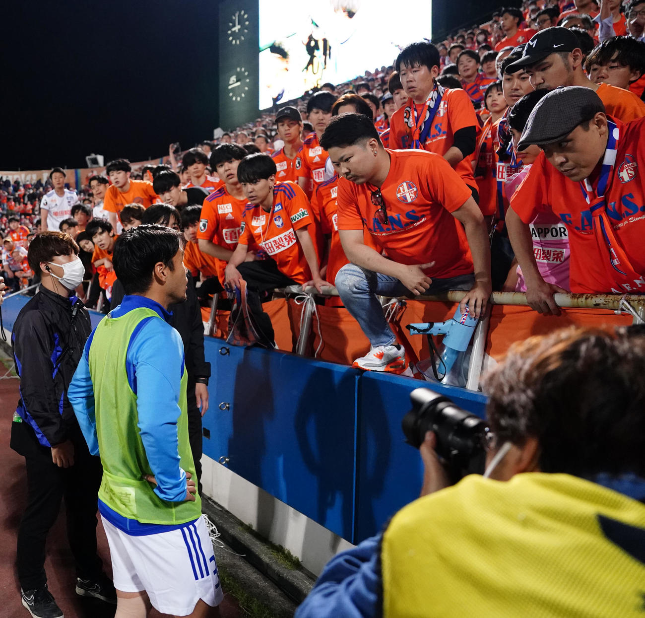 横浜FC対新潟　試合後、サポーターと話し合う新潟堀米（左から2人目）（撮影・江口和貴）
