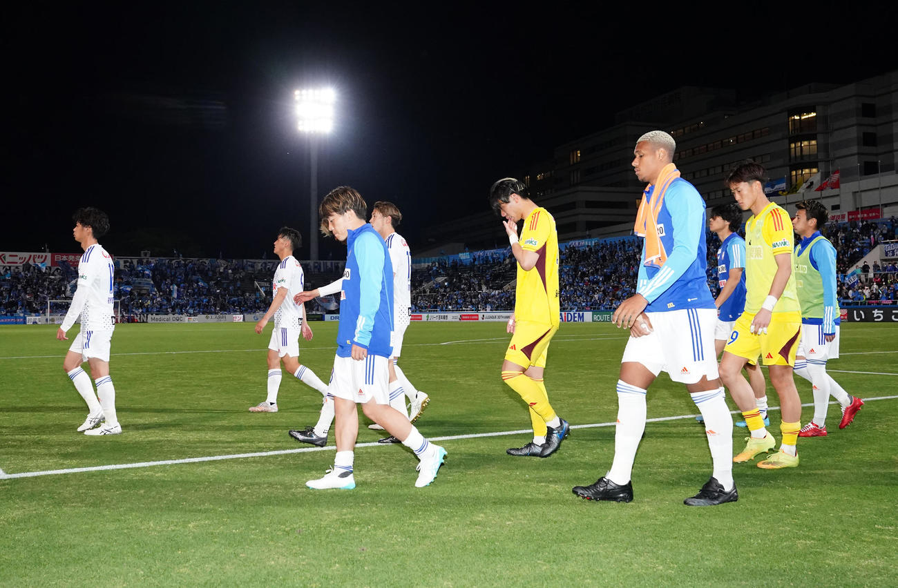 横浜FC対新潟　試合後、サポーターにあいさつし、引き揚げる新潟の選手たち（撮影・江口和貴）