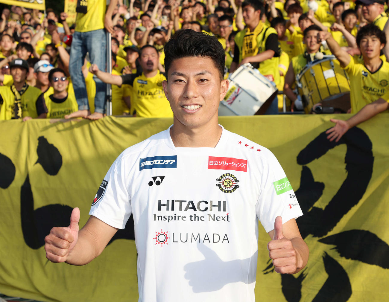 湘南対柏　決勝ゴールを決めた柏細谷は笑顔でサムズアップする（撮影・宮地輝）