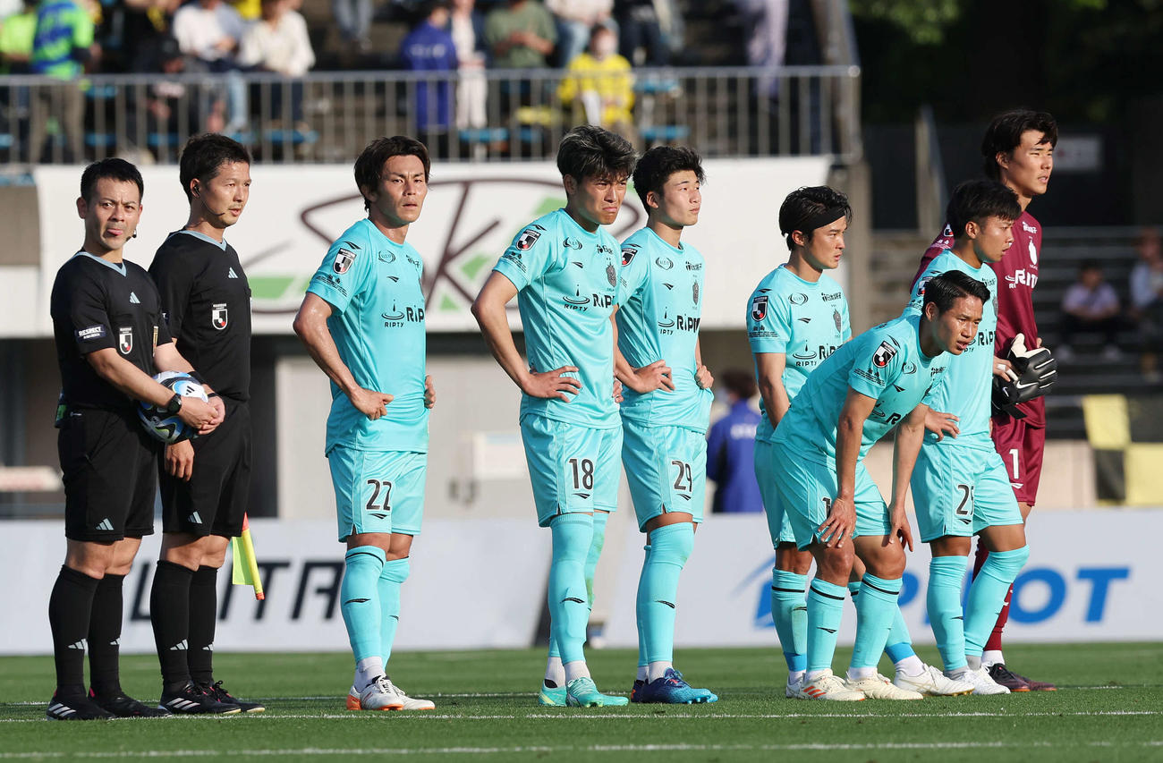 湘南対柏　柏に敗れ、悔しい表情の湘南町野（左から4人目）ら選手たち（撮影・宮地輝）