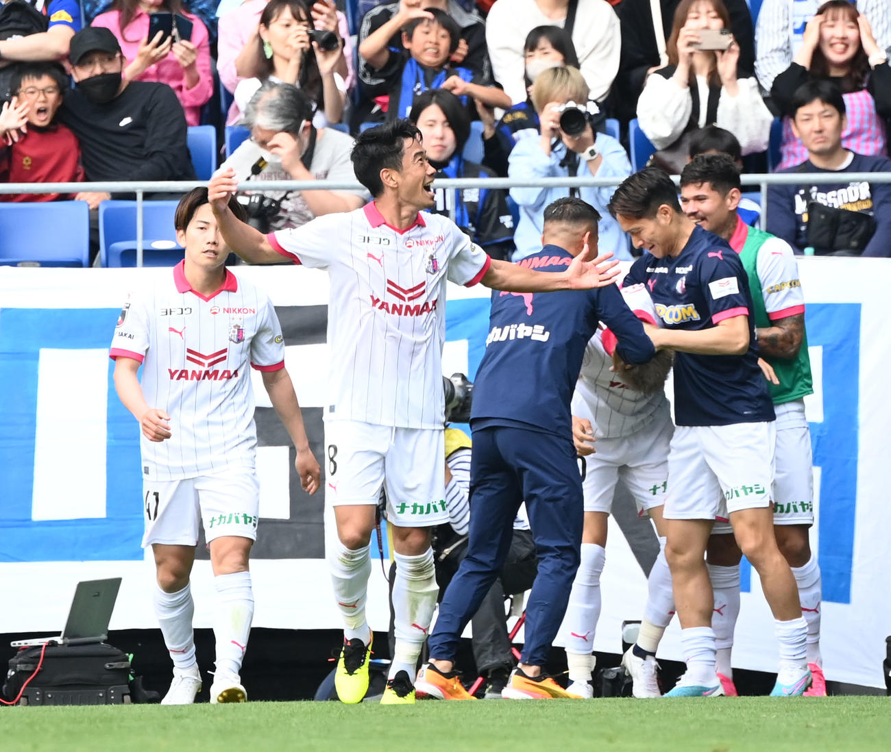 G大阪対C大阪　後半、勝ち越しゴールを決めた加藤に両手を広げ喜ぶC大阪香川（撮影・和賀正仁）