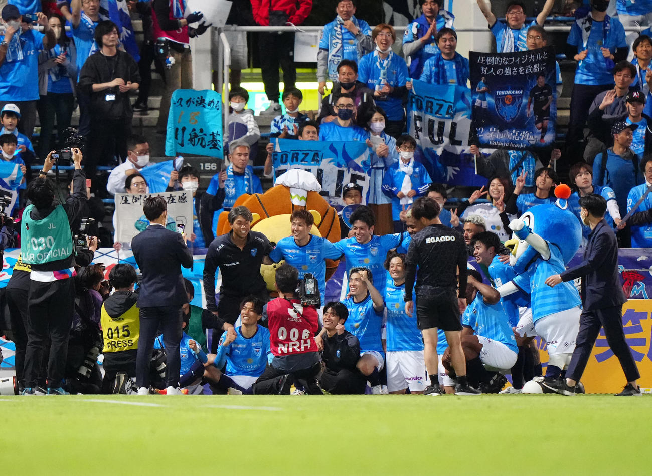 横浜FC対新潟　新潟に勝利し、サポーターの前で記念撮影する横浜FCの選手たち（撮影・江口和貴）
