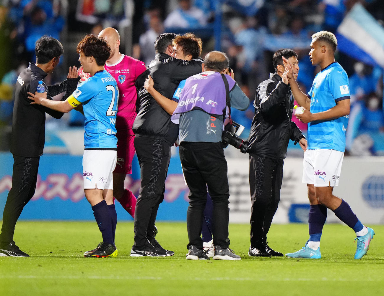 横浜FC対新潟　新潟に勝利し、選手たちとタッチを交わす横浜FC四方田監督（右から2人目）（撮影・江口和貴）