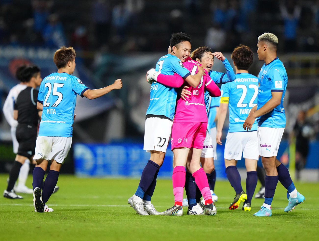 横浜FC対新潟　新潟に勝利し、喜ぶ横浜FCの選手たち（撮影・江口和貴）