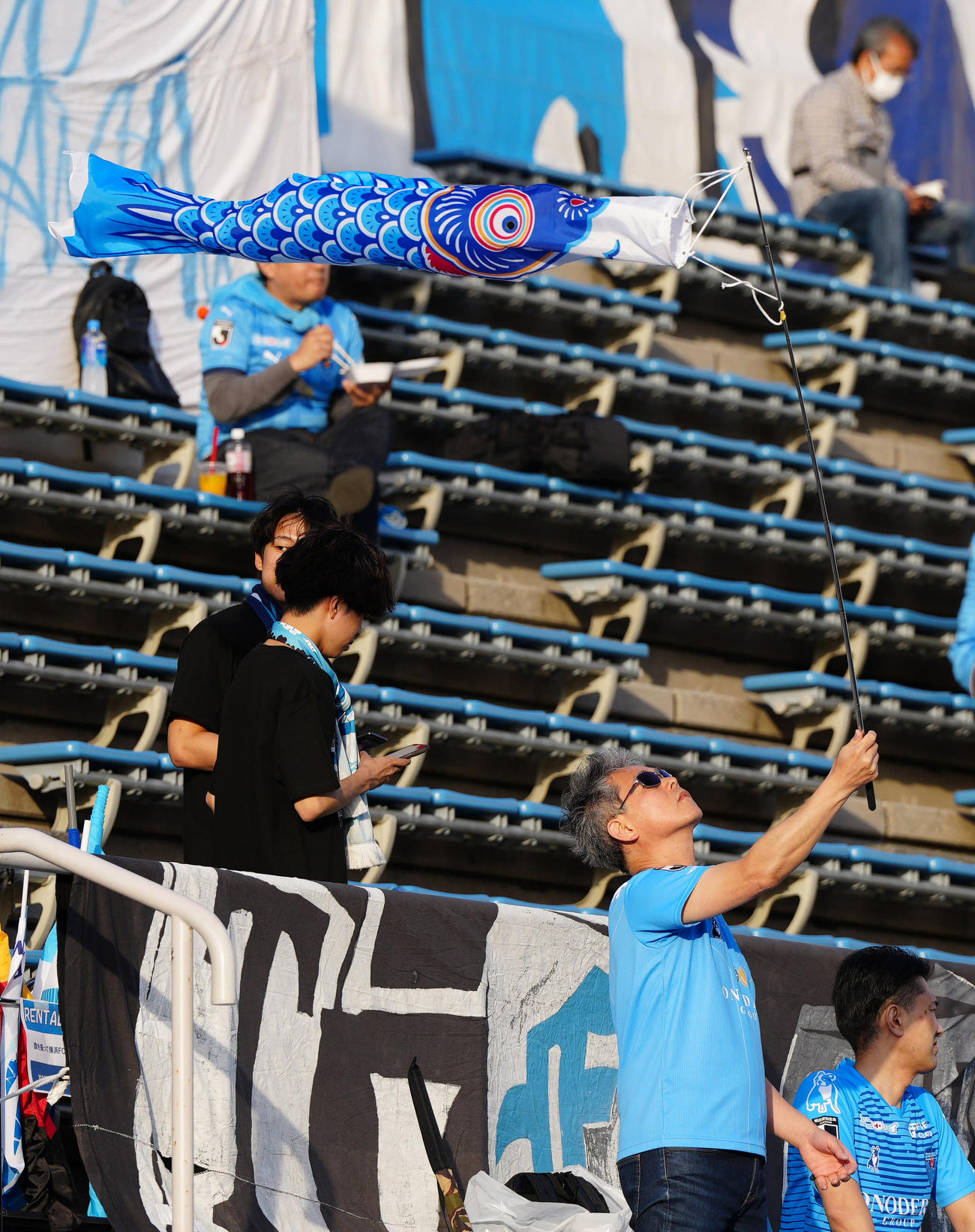横浜FC対新潟　試合前、こいのぼりをはためかせる横浜FCサポーター（撮影・江口和貴）