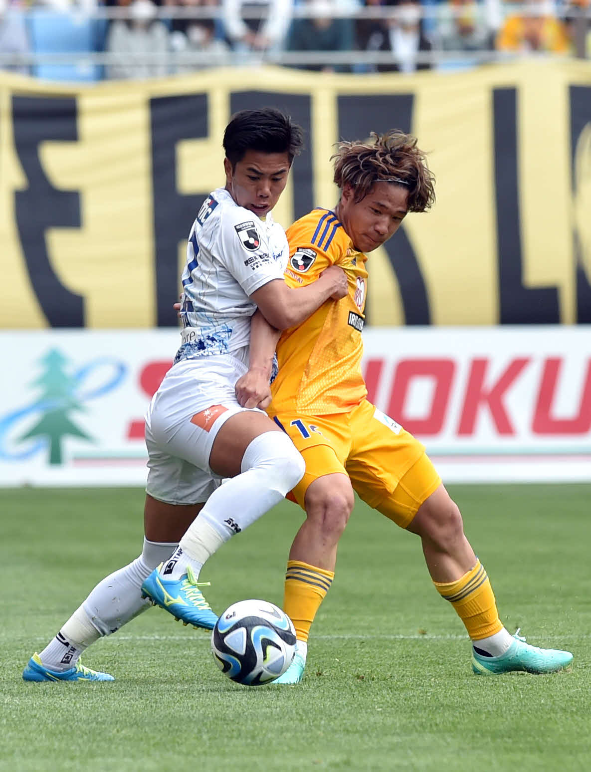 仙台対秋田　前半、ボールに競り合う仙台相良（右）（撮影・相沢孔志）