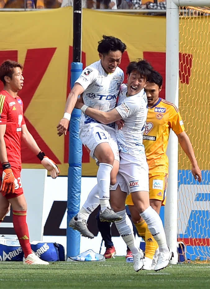 仙台対秋田　後半、勝ち越しゴールを決め、跳んで喜ぶ才藤（中央）（撮影・相沢孔志）