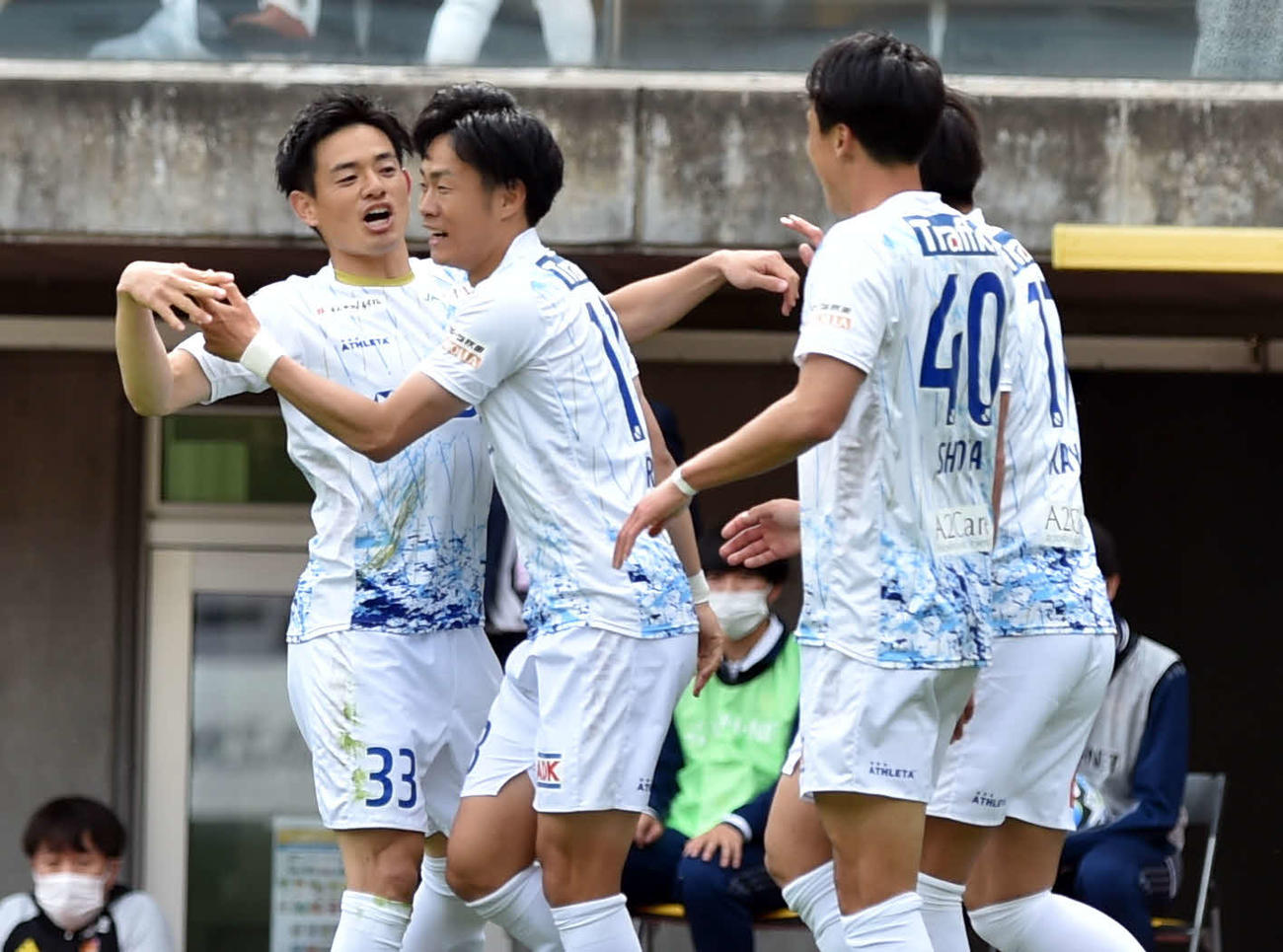仙台対秋田　前半、秋田飯尾（左）と先制ゴールを喜ぶ才藤（撮影・相沢孔志）