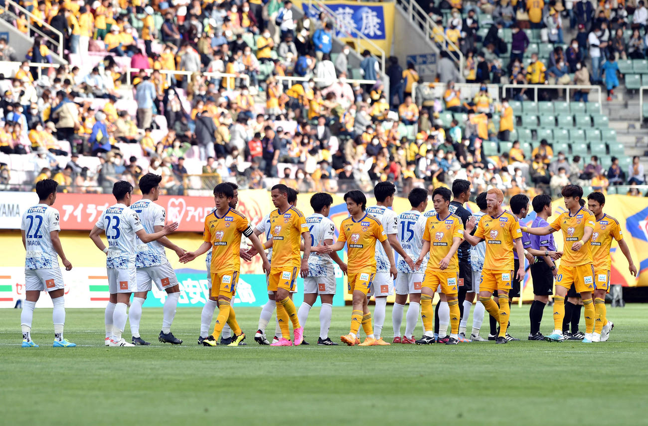 仙台対秋田　ドローで試合を終え、握手する秋田と仙台イレブン（撮影・相沢孔志）
