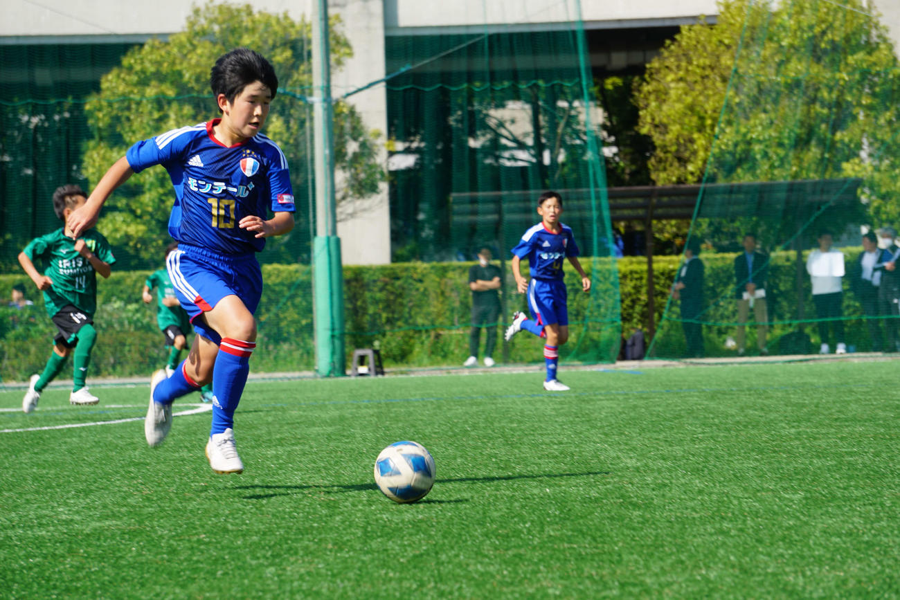 ドリブル突破するレジスタFC安達一平