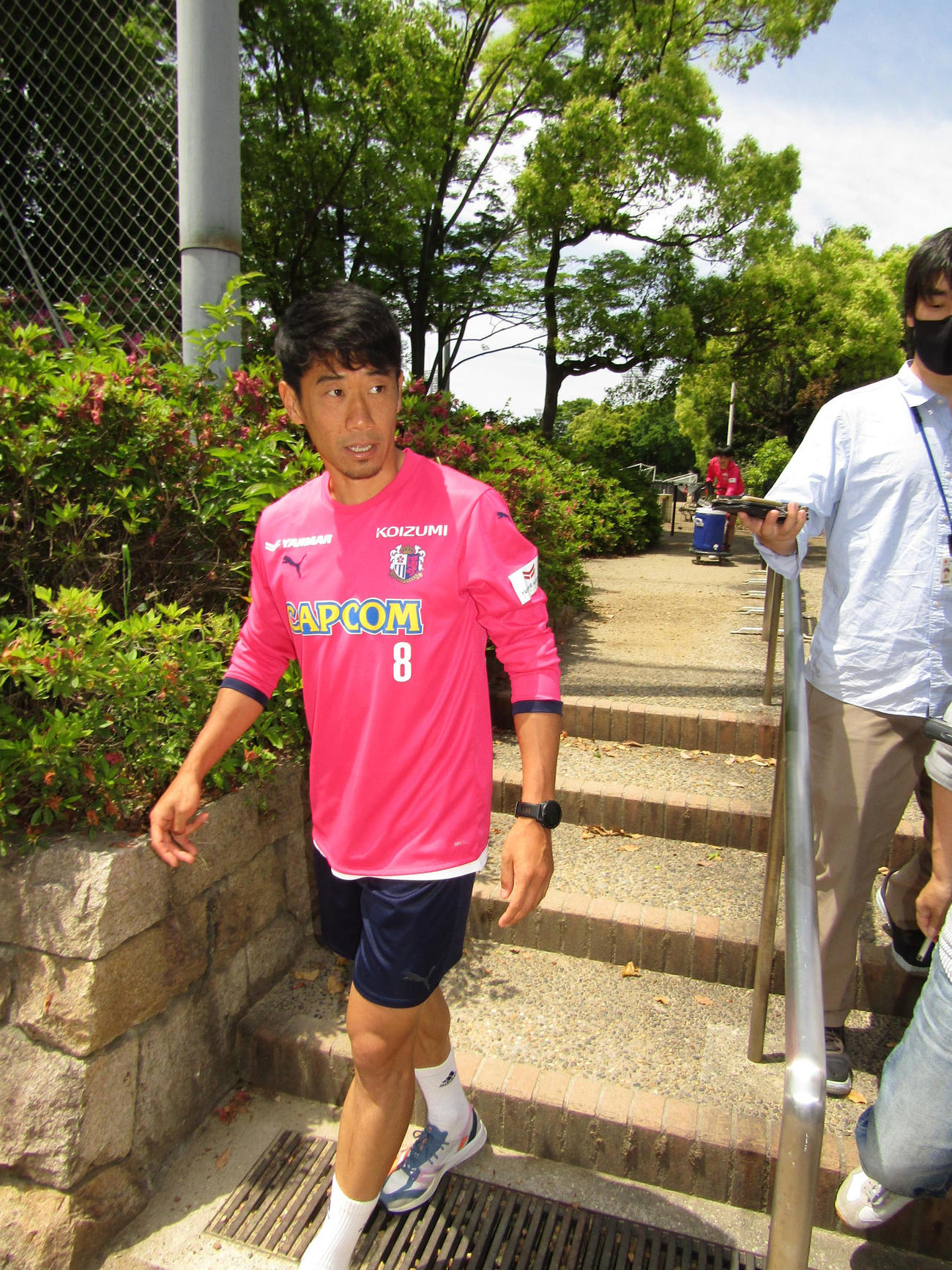 公開練習後に取材に応じるC大阪香川真司