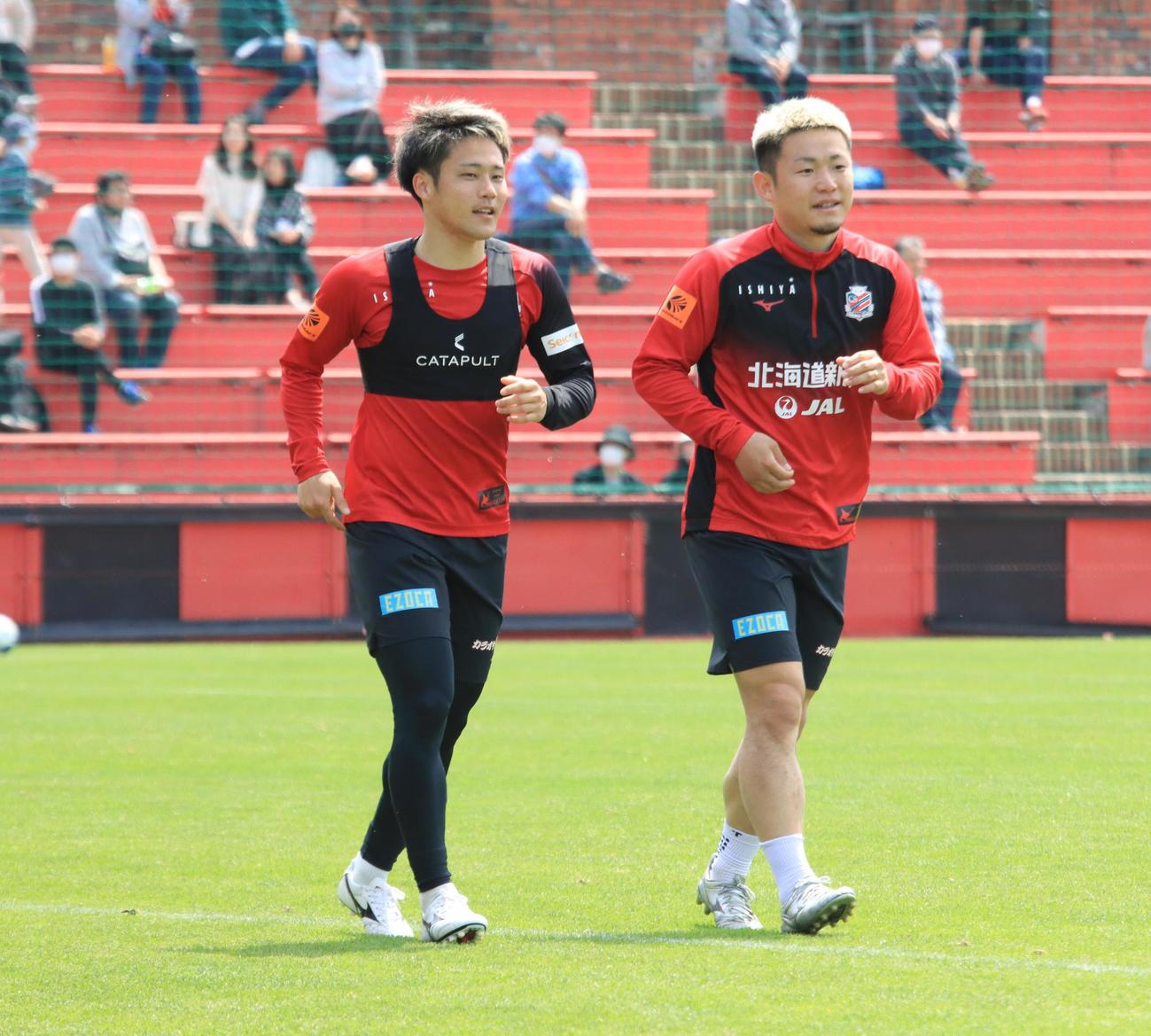 東京戦前日練習最後、ランニングする札幌小柏（左）と菅（撮影・保坂果那）