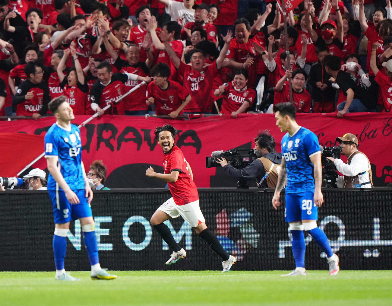 浦和対アルヒラル　後半、オウンゴールで先制し笑顔を見せる浦和興梠（中央）（撮影・江口和貴）