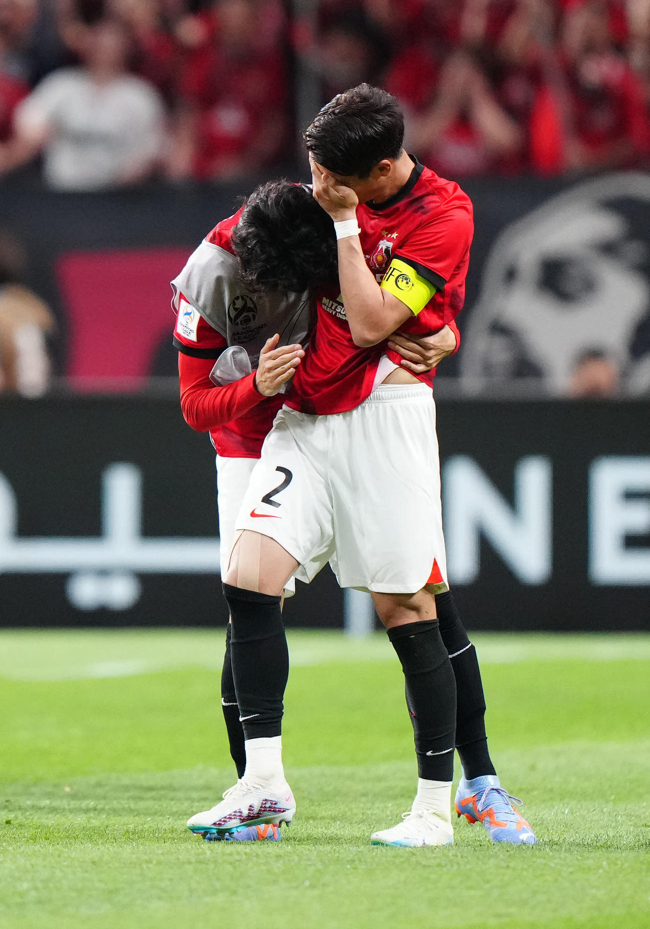 浦和対アルヒラル　ACL優勝を決め、涙する浦和酒井（右端）（撮影・江口和貴）