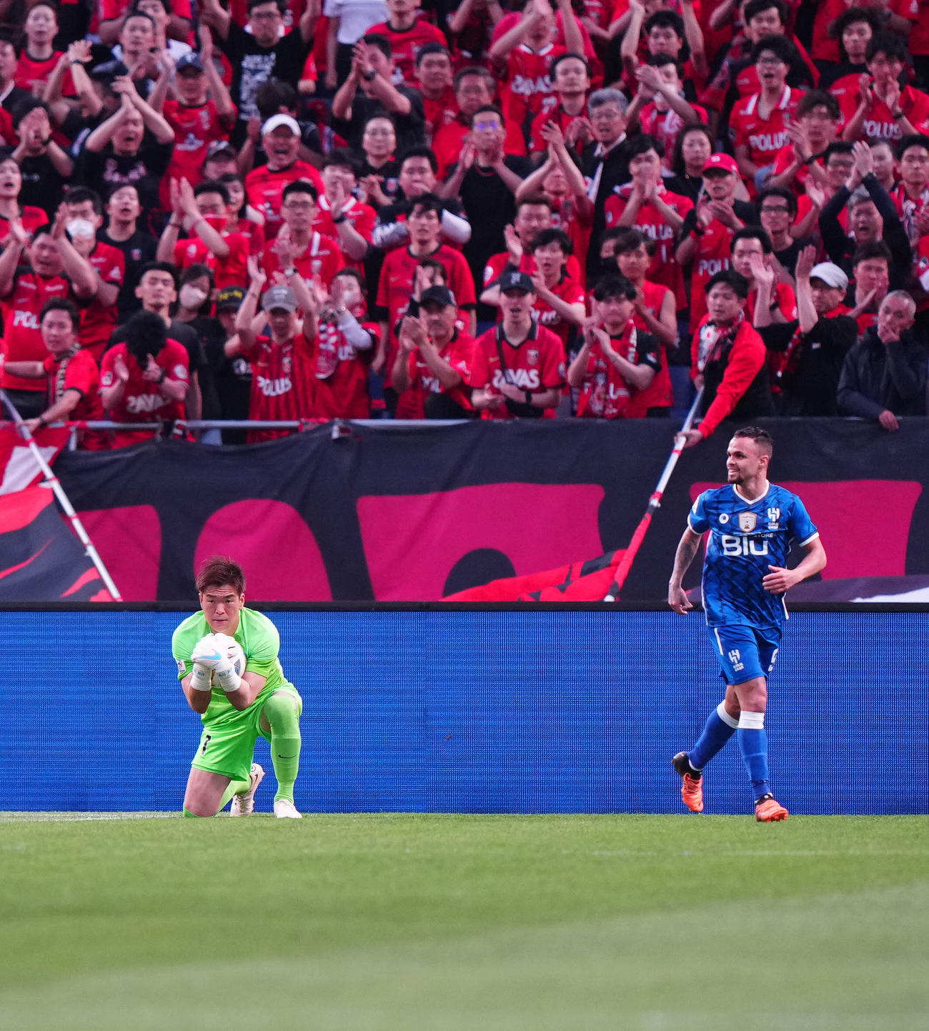 浦和対アルヒラル　前半、ボールをキャッチする浦和GK西川（左）（撮影・江口和貴）