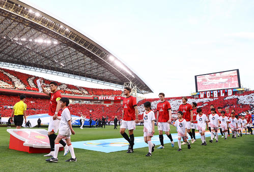 浦和対アルヒラル　試合前、多くのサポーターの声援を背に入場する浦和の選手たち（撮影・垰建太）