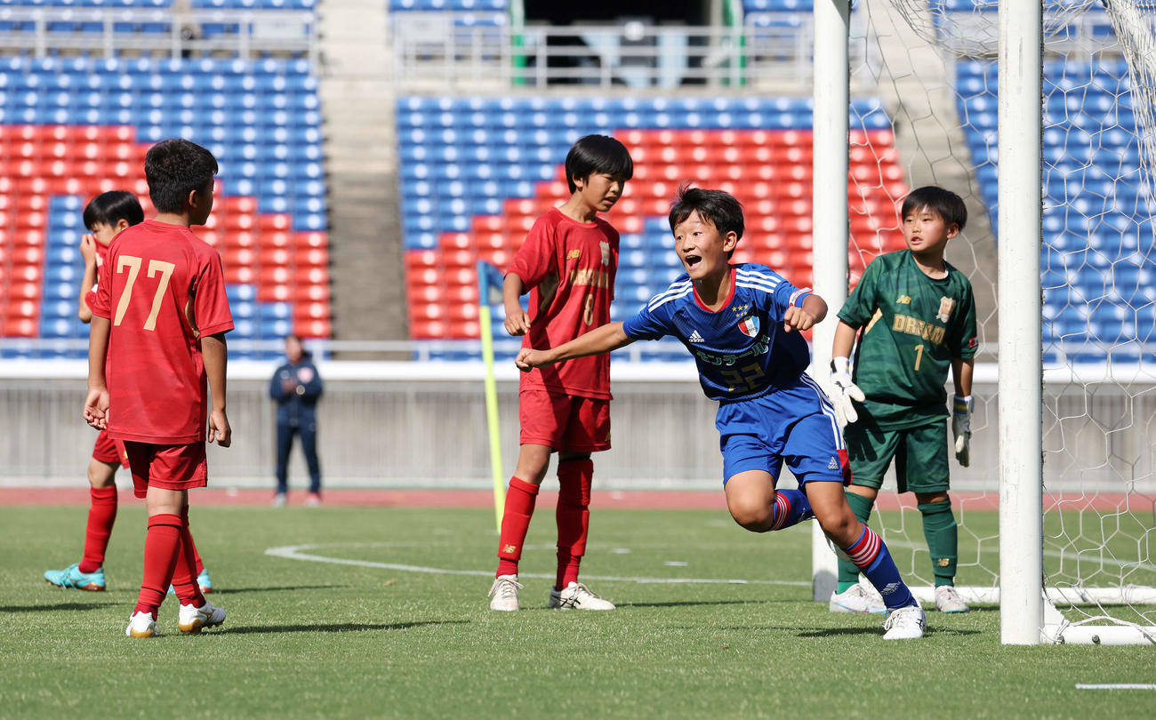 レジスタFC対DREAMFC　後半、同点ゴールを決め、喜ぶレジスタFC・秋山（右から2人目）（撮影・宮地輝）