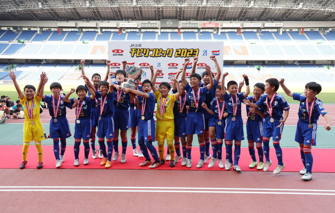 レジスタFC対DREAMFC　優勝して喜ぶレジスタFCの選手たち（撮影・宮地輝）