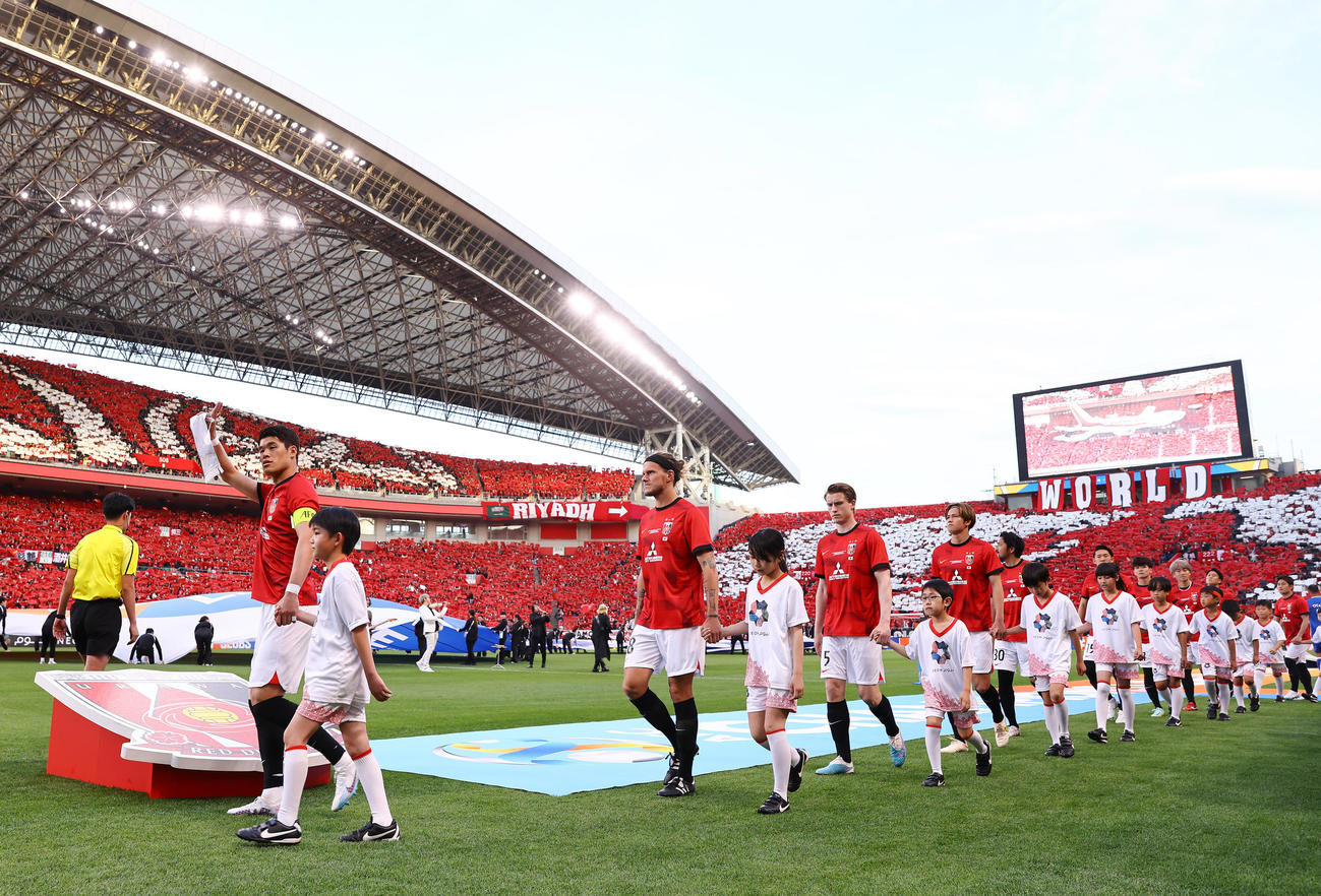 浦和対アルヒラル　試合前、多くのサポーターの声援を背に入場する浦和の選手たち（撮影・垰建太）